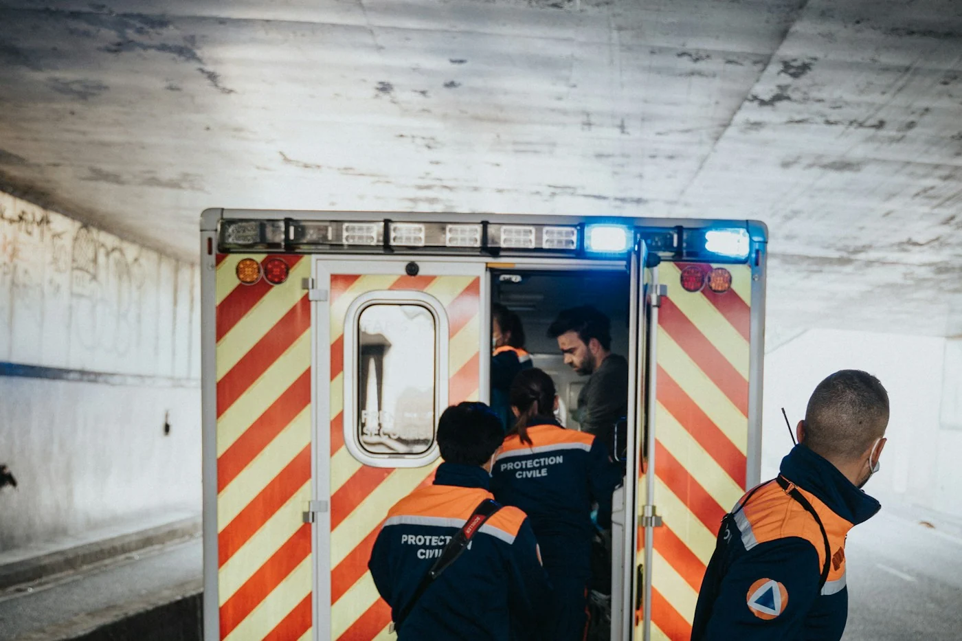 Kolemjdoucí poskytuje první pomoc na ulici