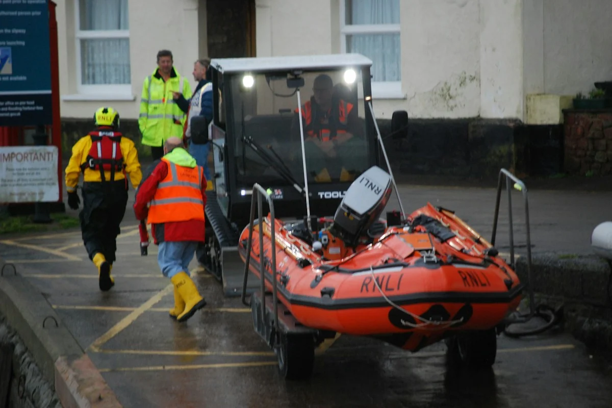 Rescue Patrol: hasiči ošetřují figuranta v zakouřeném objektu