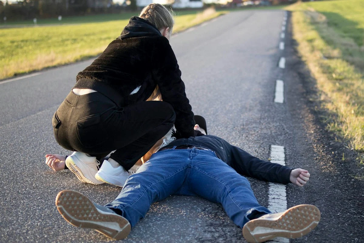 Ošetření zraněného na silnici v noci