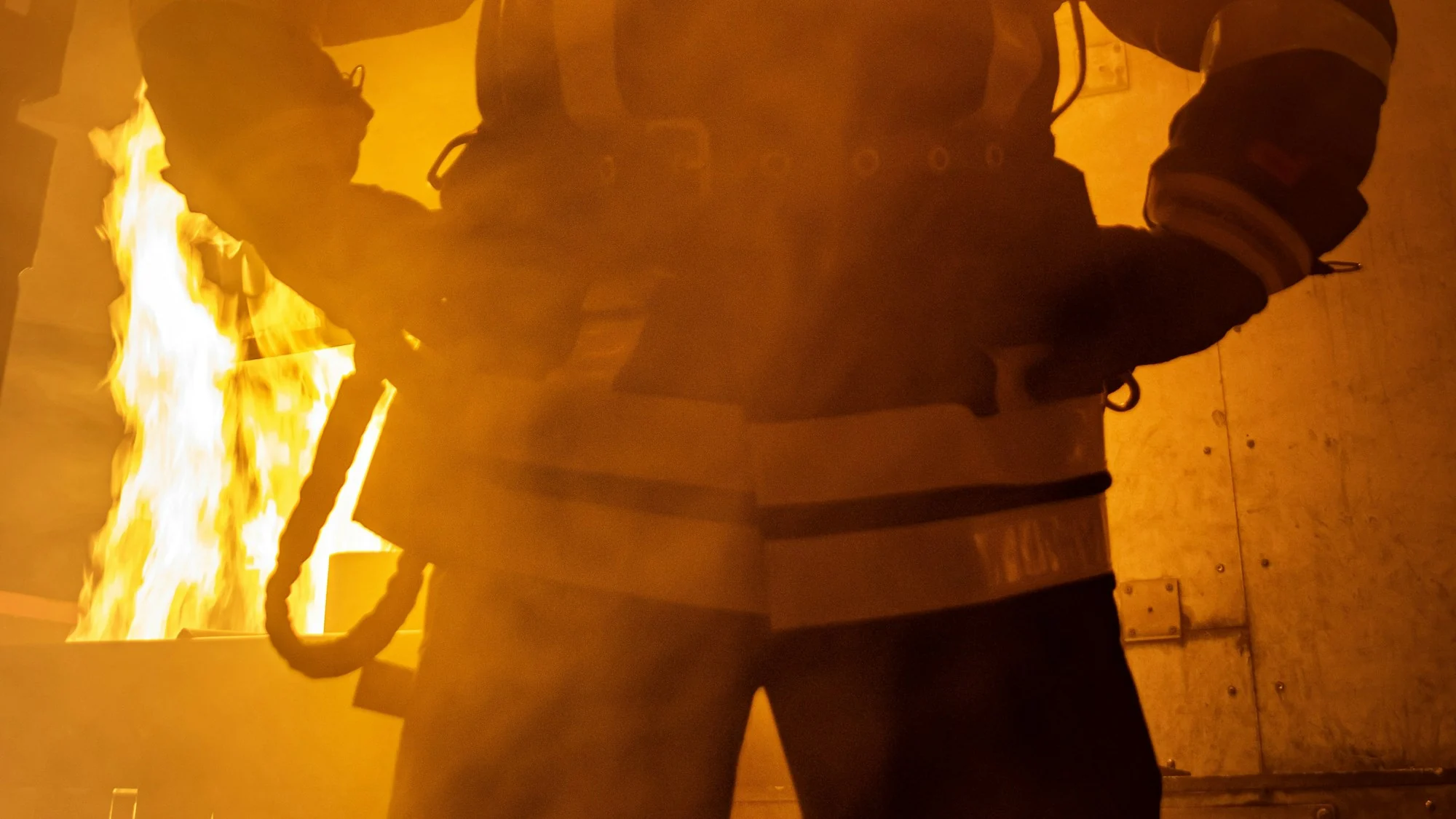 Hasič v kouři