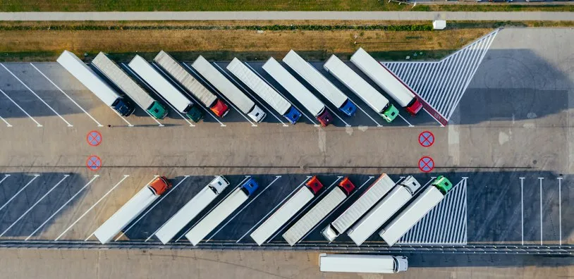 Makro detail hrany barevných desek z polyetylenu