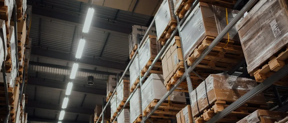Rohové polyetylenové profily PENOTECH na bílém pozadí