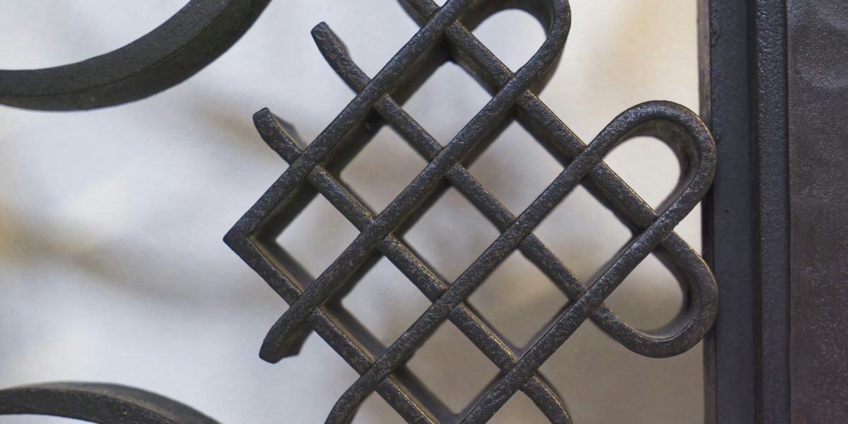 Detail ručně kované dekorativní mříže