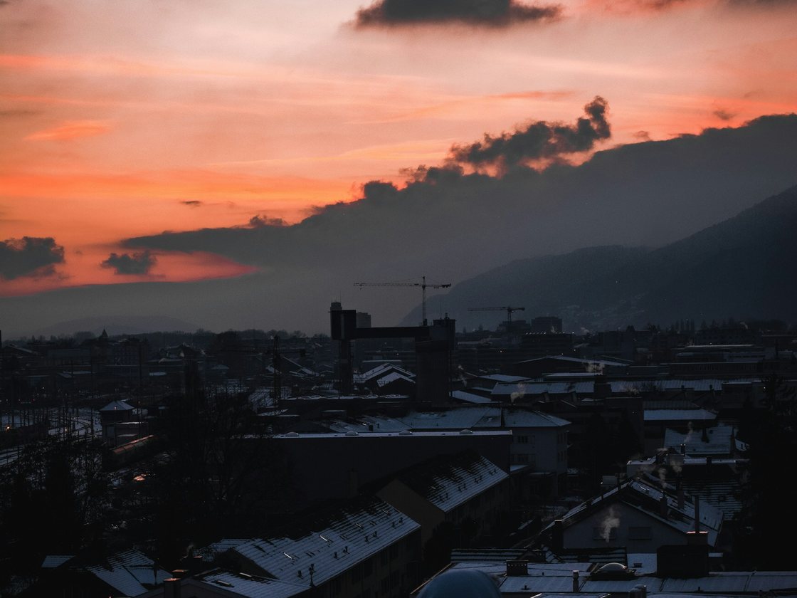 Pohled ze střechy na střechy města za soumraku